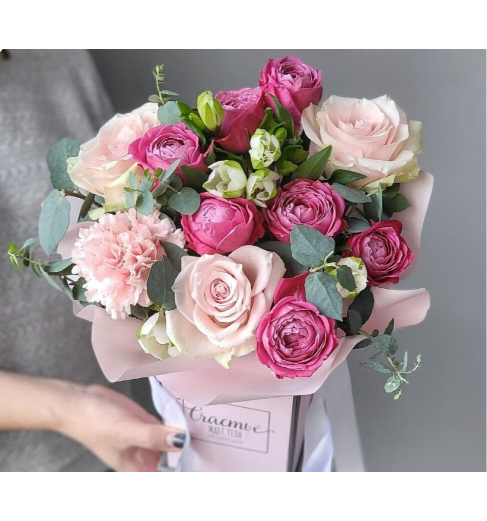 Композиция с розами, пионовидными кустовыми розами и альстромерией